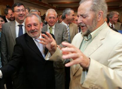 Andrés Ocaña, tras ser elegido ayer el nuevo alcalde de Córdoba junto a Julio Anguita, ex coordinador de IU y ex alcalde de la ciudad.