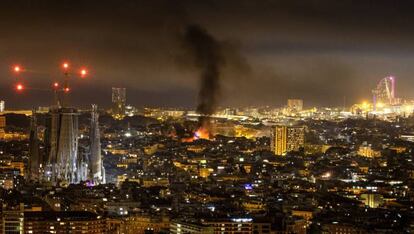Columna de humo en el centro de Barcelona durante las protestas por la sentencia del juicio del 'procés', el pasado viernes.