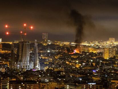 Columna de humo en el centro de Barcelona durante las protestas por la sentencia del juicio del 'procés', el pasado viernes.