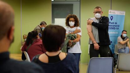 14. 5-2021. Terrassa. Vacunacion masiva para mayores de 50 anos en el Centre Civic Montserrat Roig .© Foto: Cristóbal Castro.