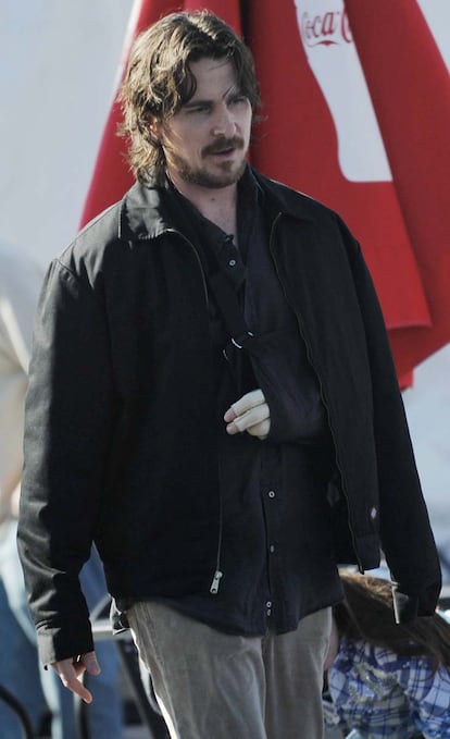 Christian Bale es otro de los actores que han lucido cabestrillo este 2013.