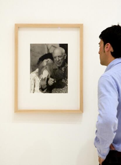 Un visitante contempla una de las fotografías del pintor malagueño.