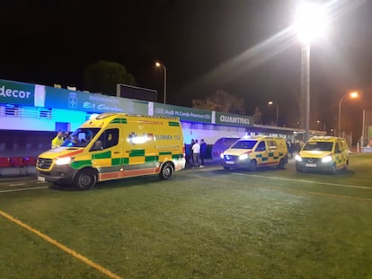 Ambulancias del Summa 112, en el campo de fútbol de La Canaleja de Alcorcón.