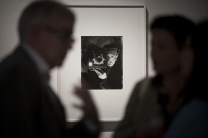 Autorretrato, al fondo, de Casas, en una imagen que se puede ver en la exposición del MNAC.