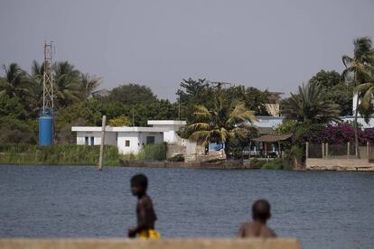 Unos niños juegan cerca del río Lampsar, afluente del río Senegal.