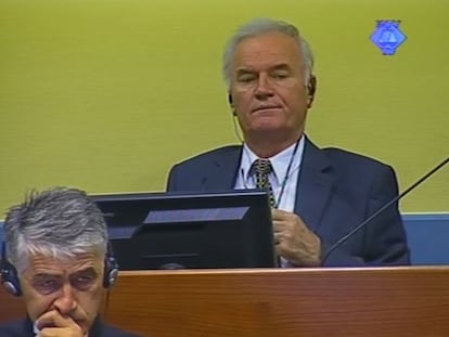 El acusado, Mladic, este lunes en una captura de televisi&oacute;n difundida por el tribunal. 