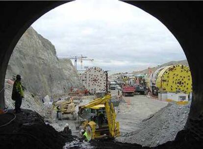 Obras de construcción del túnel de San Pedro en Madrid para la vía férrea de alta velocidad.