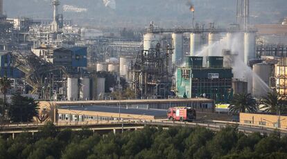 Trabajos de extinción tras la explosión en la empresa Industrias Químicas del Óxido de Etileno (IQOXE), situada en La Canonja (Tarragona), este miércoles.