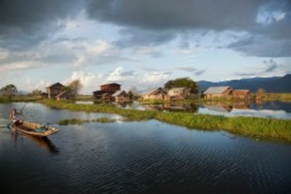 Una embarcación tradicional en el lago Inle, en Myanmar.