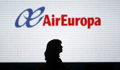 Una mujer camina por delante de un letrero de Air Europa en el aeropuerto de Madrid-Barajas.