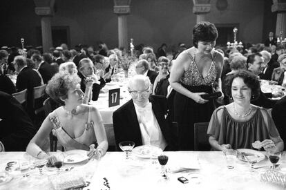 De izquierda a derecha: la princesa sueca Christina Magnuson y el escritor Isaac Bashevis Singer, en el banquete de celebración del Nobel de Literatura en Estocolmo, 1978.