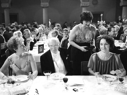 De izquierda a derecha: la princesa sueca Christina Magnuson y el escritor Isaac Bashevis Singer, en el banquete de celebración del Nobel de Literatura en Estocolmo, 1978.