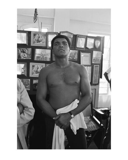 En la imagen, Muhamed Ali con el reloj Tank de Cartier. 
