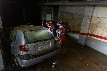 Firefighters removing a vehicle from Alfafar, Valencia.