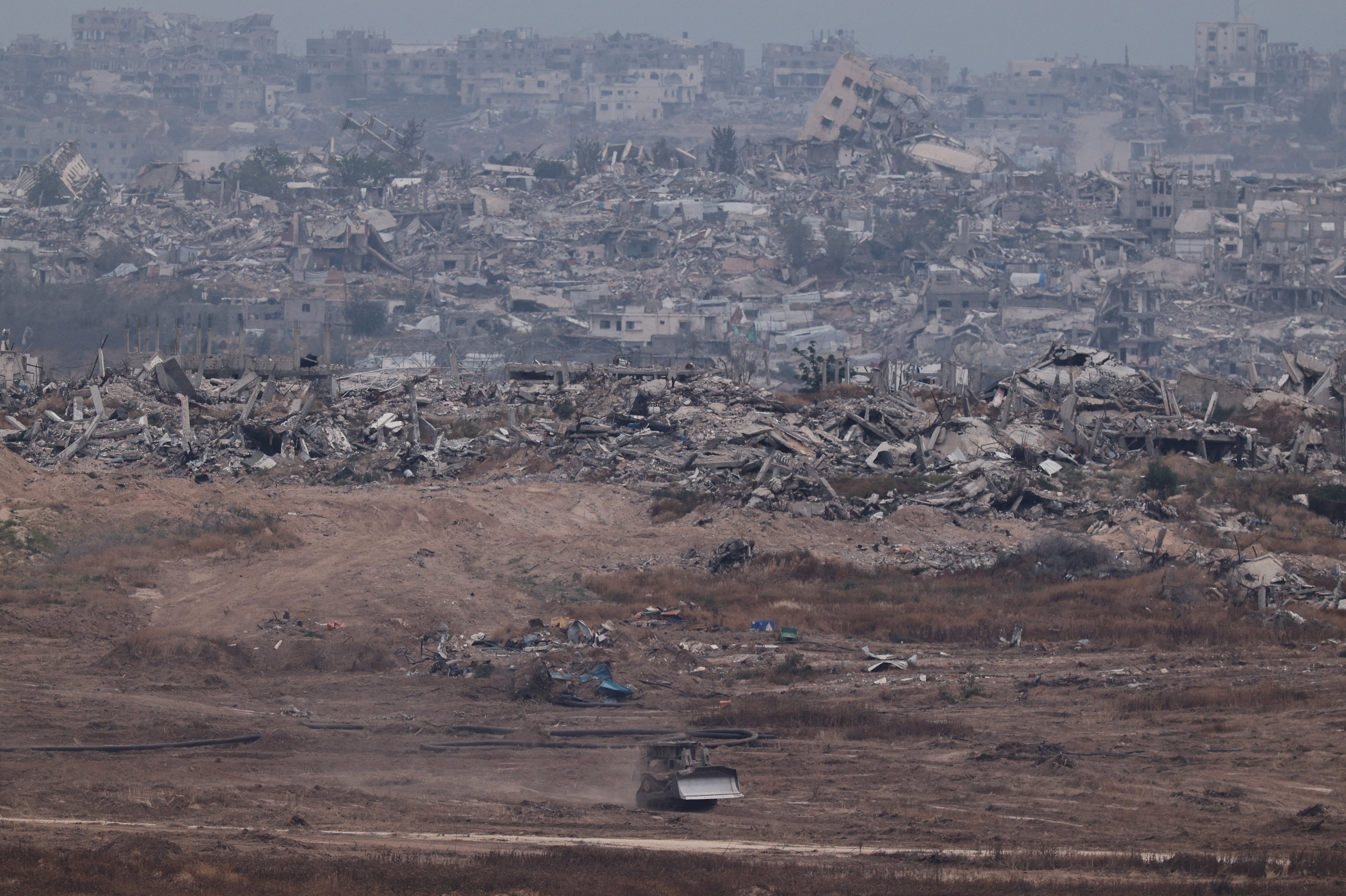 Una excavadora blindada israelí construida por Caterpillar, el pasado abril en Gaza. 