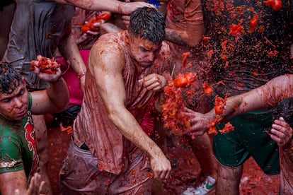 Un joven lanza tomates durante la festividad en Buñol, este miércoles.
