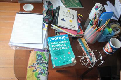 Así es la mesa de estudio de Mattias Gasper. La desigualdad ha ganado terreno en Venezuela. Donde había mejor conexión, el estudiante tuvo mayores capacidades para aprender. Antes, las escuelas, estando diseminadas en casi todo el país, permitieron que los venezolanos aprendieran independientemente de sus condiciones de vida. Ahora, de sus condiciones de vida dependerá su desarrollo.