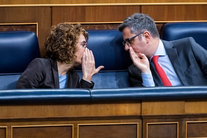 Los ministros María Jesús Montero y Félix Bolaños conversan en la bancada del Gobierno.