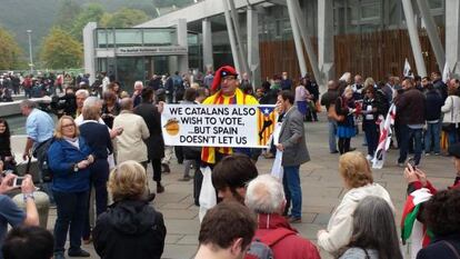 Un hombre hace propaganda en Esocia de la consulta independentista  catalana. El texto reza: &quot;Los catalanes tambi&eacute;n queremos votar...pero Espa&ntilde;a no nos deja&quot;.