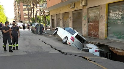 Dois carros caídos numa enorme cratera no bairro romano de Torpignattara, na última terça-feira.