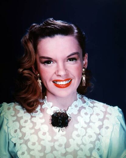 “Meus pais me inculcaram a cultura do esforço e da economia”, contou Judy Garland (Minnesota, EUA, 1922 - Londres, Reino Unido, 1969) à revista ‘Variety’ em 1939, poucas semanas antes da estreia do que seria seu grande sucesso cinematográfico, o lendário ‘O mágico de Oz’. A afirmação era falsa, como grande parte do que a atriz de Minnesota, grande sedutora e farsante por vocação, segundo ela mesma reconhecia, contaria à imprensa nos anos posteriores. A verdade é que Judy (seu nome verdadeiro era Frances Ethel Grumm) não acreditava absolutamente nas virtudes da economia. E se tornou uma mulher de gostos caros e com um instinto natural para o esbanjamento. Com 17 anos era já uma das atrizes mais ricas dos Estados Unidos, mas logo depois dos 40 acumulava dívidas milionárias que a levaram ao despejo e a obrigaram a embarcar por uma turnê em troca de comida por teatros da Europa, com sua filha então adolescente Liza Minelli. Segundo pessoas próximas, só um casamento oportuno com o empresário de New Jersey Mickey Deans impediu que a diva acabasse na miséria em seus últimos anos, marcados por problemas financeiros e o vício em barbitúricos. Na imagem, Judy Garland em 1950.