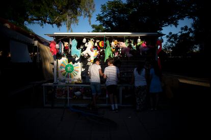 Un puesto de venta de peluches instalado  por la festividad de la Virgen de Linarejos, en Linares.