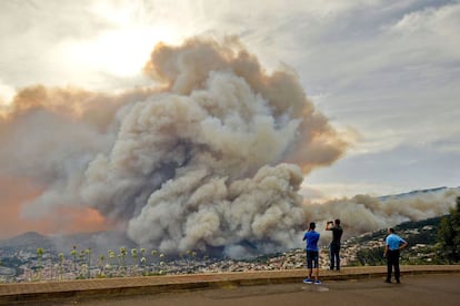 Humo sobre Funchal producido por el incendio forestal que sufre la isla de Madeira