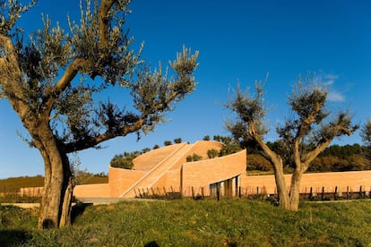 Las bodegas Petra, proyecto del arquitecto suizo Mario Botta en las colinas cerca de Suvereto.