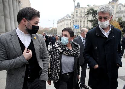 El portavoz de ERC en el Congreso, Gabriel Rufián; la portavoz de EH-Bildu en el Congreso, Mertxe Aizpurua; y el diputado de EH Bildu, Oskar Matute; durante el acto con motivo del 25-N, Día Internacional de la Eliminación de la Violencia contra la Mujer.