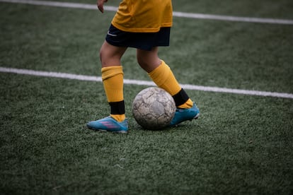 Un niño entrena con un equipo de Barcelona, en una imagen de archivo.