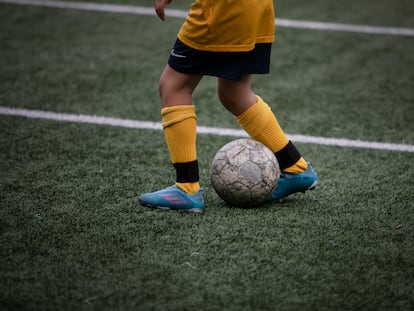 Un niño entrena con un equipo de Barcelona, en una imagen de archivo.