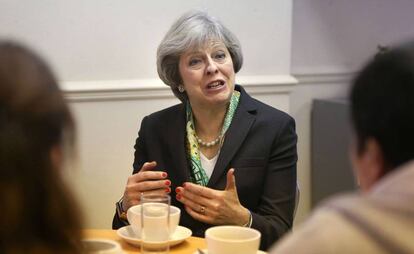 Theresa May  durante una visita a una instituci&oacute;n en Londres. 