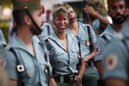 El Ministerio de Defensa también quiere hacer visible la presencia de las mujeres militares a modo de homenaje por el 30 aniversario de su incorporación a las Fuerzas Armadas. En la imagen, una legionaria junto a sus compañeros, antes del desfile.