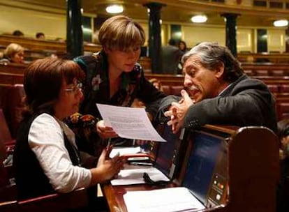 Montserrat Muñoz y Carme García, de IU, ayer con Diego López Garrido, portavoz socialista, en el Congreso.