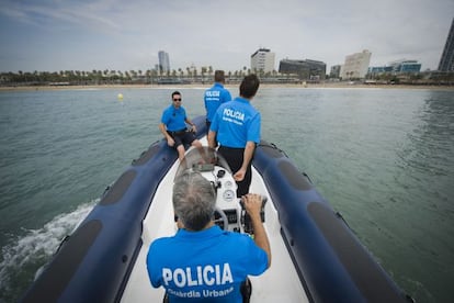 Quatre agents patrullen amb la 'Talaia' des del mar.