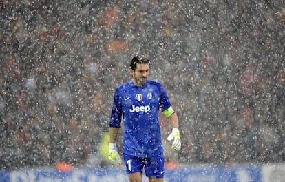 Gianluigi Buffon, em meio a forte neve, durante um jogo contra o Galatasaray, em Istambul. O jogo era válido pela Champions League 2013-14.