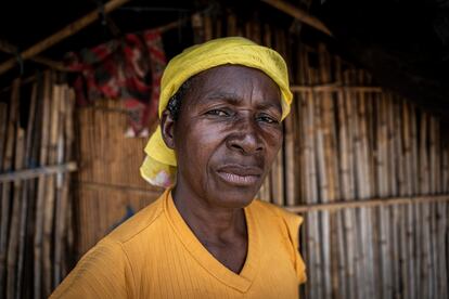 Amina Ali Somare tiene 67 años, una hija, siete nietos y varios bisnietos. Todavía sufre pesadillas con el ataque que sufrieron en su comunidad, Bilibiza, donde los insurgentes entraron y quemaron todo. Hoy vive en un centro de reasentamiento de Metuge y está contenta porque sus nietos pueden ir a la escuela con tranquilidad. Asegura que de momento no tiene pensado volver a su aldea. Sigue teniendo mucho miedo.