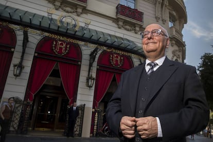 Eduardo José, maître del Palace, davant de l'hotel.