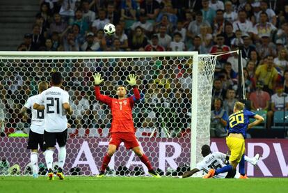 El jugador sueco Ola Toivonen marca su primer gol.