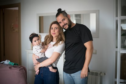 Susana y Alberto, con su hija Chloe, en su casa de Alcalá de Henares (Madrid).