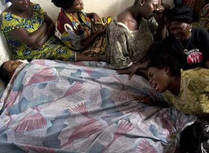 Mujeres congoleñas velan los cadáveres de dos familiares asesinadas por soldados en la noche del miércoles en un barrio de Goma.