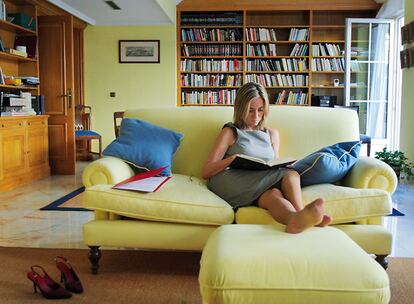 El piso, de unos 120 metros, está ubicado en la última planta del edificio ministerial del madrileño paseo de la Castellana. La biblioteca &#39;oficial&#39; del salón alberga títulos variopintos que delatan su pertenencia a anteriores titulares de la cartera.