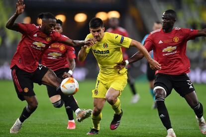 Gerard Moreno del Villarreal intenta llevarse el balón ante Aaron Wan-Bissaka y Eric Bailly del Manchester United.