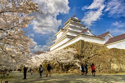Turistas visitan el castillo Tsuruga, en Fukushima, Japón.