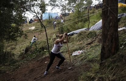 O Movimento dos Trabalhadores Sem Teto (MTST) de Brasil, que organiza a ocupação denominada "Copa do Povo", criticou que os investimentos realizados com motivo do evento futebolístico não atendem a quem mais precisa de sua celebração e só acarretou um aumento na especulação imobiliária na região. Na imagem, uma mulher durante os trabalhos de assentamento no acampamento.