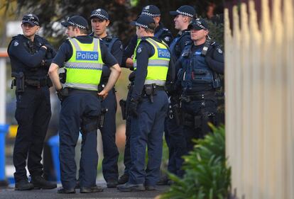 Un grupo de policías montan guardia en el exterior de los apartamentos Buckingham, en Melbourne (Australia).