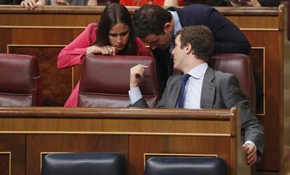 El líder del PP, Pablo Casado (derecha), conversa con el secretario general del PP, Teodoro García Egea.