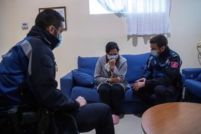 Agentes de la policía municipal de Madrid recrean un caso de violencia de género para un ejercicio práctico de protección a las víctimas.