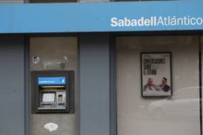 Cajero automático en una sucursal del Banco Sabadell, en Madrid. EFE/Archivo