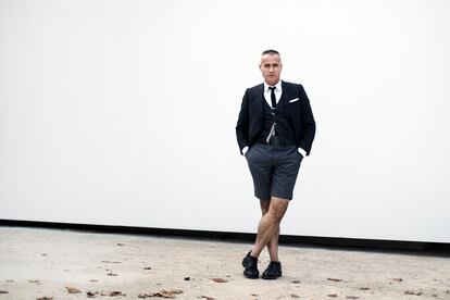 Retrato de Thom Browne, con su clásico uniforme (siempre viste igual).